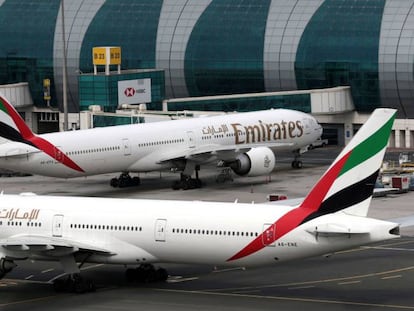 Aviones B777-300 de Emirates en el aeropuerto internacional de Dubai.