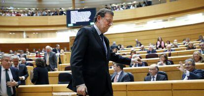El presidente del Gobierno, Mariano Rajoy, se marcha tras su intervenci&oacute;n en la sesi&oacute;n de control al Gobierno en el Senado.