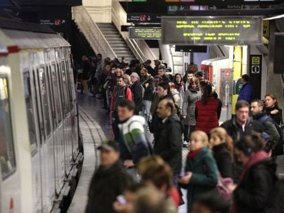 Viajeros en el metro de Barcelona.