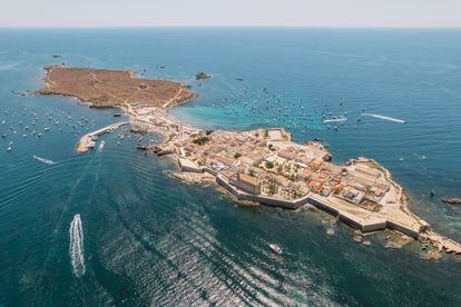 Aerial view of the island of Tabarca (Alicante), with the San José tower in the background.