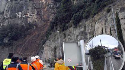 Un desprendimiento de rocas y tierra corta la carretera de acceso a la plaza de Montserrat.<b>