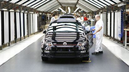 Trabajadores en la cadena de montaje de una planta de Volkswagen. 