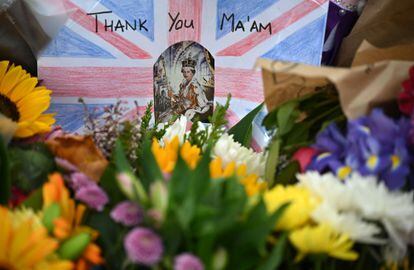 Flores y un dibujo con la leyenda "gracias señora" han sido depositados en el parque Green Park de Londres, el jueves.

