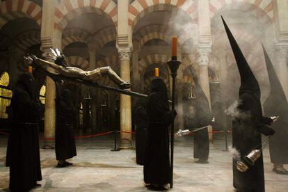 Miembros de la hermandad del Vía Crucis portan la imagen del Cristo en el interior de la Mezquita de Córdoba durante la estación de penitencia que la Cofradía realiza el Lunes Santo, 25 de marzo de 2013.