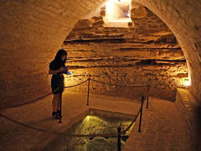 La sala de la Mikveh, en el sótano, contiene una cisterna donde se realizaba el baño de purificación.