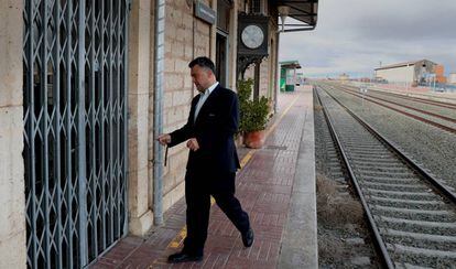 El responsable de la estación de tren de Santa Eulalia (Teruel) abre la sada donde se venden los billetes