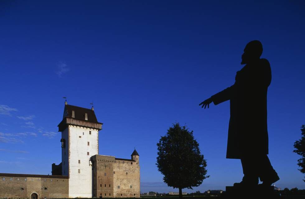 Estatua de Lenin ante el castillo de Hermann en la ciudad estonia de Narva.