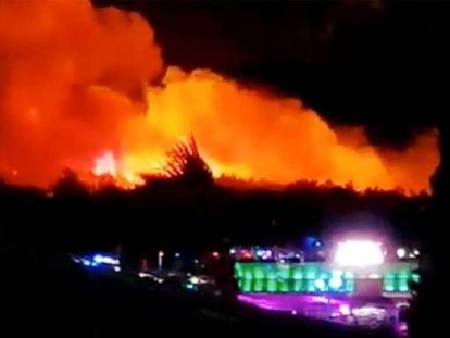 El bosque que rodea el festival Fresh Island, durante el incendio de este lunes por la noche. En vídeo, así fue el incendio.