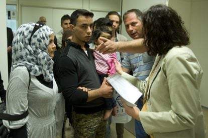 Refugiados procedentes de Grecia llegan al aeropuerto de Madrid.
