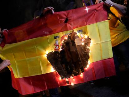 Manifestantes queman una bandera de España durante la manifestación por el sexto aniversario del 1 de octubre, en Barcelona.