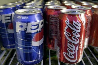 Varias latas de Coca-Cola y Pepsi-Cola.