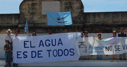 Miembros de la plataforma contra la privatizaci&oacute;n del agua de El Puerto, durante un protesta.