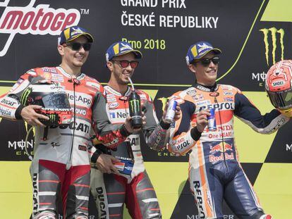 Jorge Lorenzo, Andrea Dovizioso y Marc Márquez en el podio de MotoGP del Gran Premio de la República Checa.