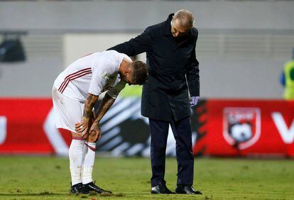 Sergio Ramos se duele de la rodilla en el partido contra Albania.