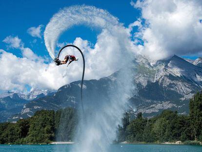Uno de los participantes en la exhibición de flyboard en el lago suizo de Sion.