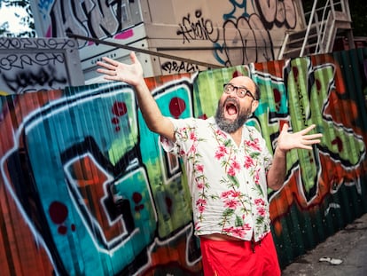 Ignatius Farray, al frente del 'podcast', 'Sgunda acepción', fotografiado en el barrio de Malasaña de Madrid