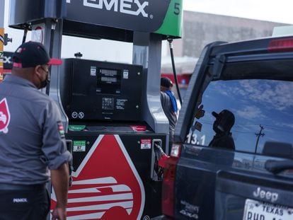 Un empleado despacha gasolina en una estación de servicio de Pemex en Ciudad Juárez, el 25 de julio de 2022.