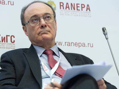 El gobernador del Banco de Espa&ntilde;a, Luis Mar&iacute;a Linde, en el Foro Gaidar en Mosc&uacute; (Rusia).