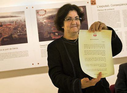 Hayat Dinia, ayer, con la carta de bienvenida que le dedica la Fundació Cirne.