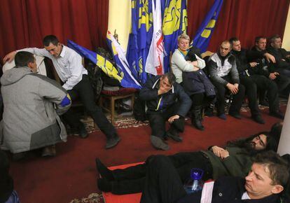 Los manifestantes han tomado varios salones del ayuntamiento de Kiev tras un d&iacute;a intenso de enfrentamientos con la polic&iacute;a. 