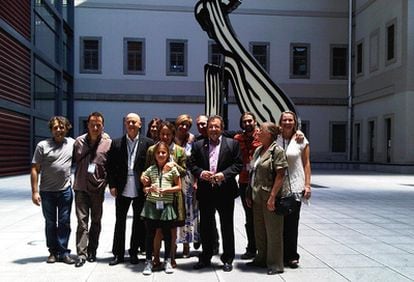 Representantes del ayuntamiento de San Sebastiánm, encabezados por el alcalde Odón Elorza, en el Museo Reina Sofía de Madrid donde han presentado esta mañana la candidatura de la ciudad a Capital Cultural Europea.