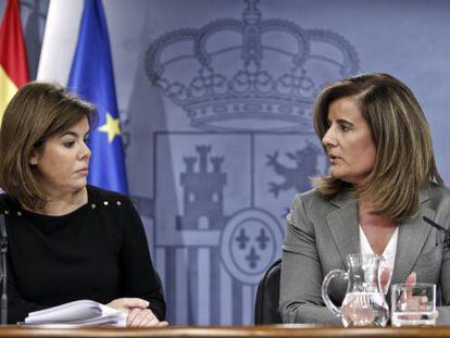 La vicepresidenta del Gobierno, Soraya S&aacute;enz de Santamar&iacute;a, y la ministra de Empleo y Seguridad Social, F&aacute;tima B&aacute;&ntilde;ez.