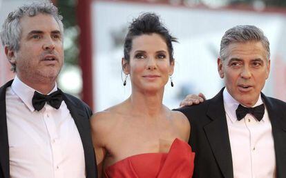 El director mexicano Alfonso Cuarón, junto con los actores estadounidenses Sandra Bullock y George Clooney.