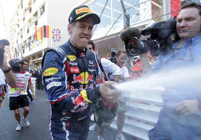Vettel 'riega' a los periodistas mientras celebra su victoria.