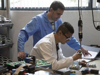 Un joven haciendo las pr&aacute;cticas de Formaci&oacute;n Profesional en una empresa de Getafe.  
 