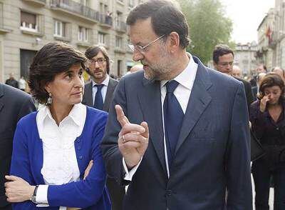 San Gil escuchaba el miércoles a Rajoy en Vitoria. Detrás, Iñaki Oyarzábal (izquierda) y Alfonso Basagoiti.