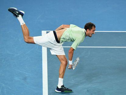 Medvedev sirve durante el partido de cuartos contra Auger-Aliassime.