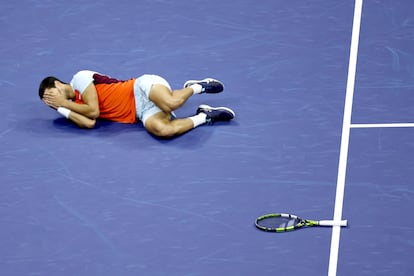 Alcaraz se tira al suelo tras vencer al noruego Casper Ruud. El tenista español ha indicado que este US Open le ha enseñado por encima de todo a “sobreponerse a los momentos difíciles”, y que eso es lo que más le ha sorprendido de sí mismo.
