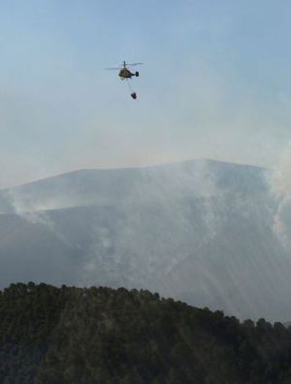 Un helicóptero, participa en la extinción del fuego de Almería.