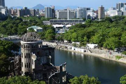 Parque de la Paz de Hiroshima, con el único edificio que sobrevivió en pie al lanzamiento de la bomba atómica en 1945 en primer plano.