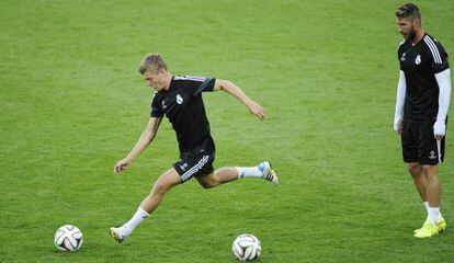 Toni Kroos junto a Sergio Ramos.