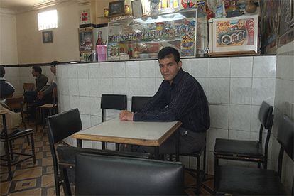 Haddad, sentado en el bar de Tetuán donde vio un partido del Real Madrid el día anterior al 11-M.