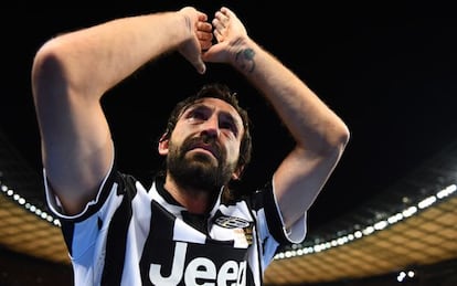 Pirlo saluda a los aficionados de la Juve despu&eacute;s de la final de Champions 