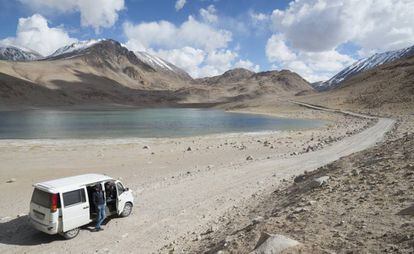 Carretera ante el lago de Chokor-Kul, en el región del Pamir (Tayikistán).