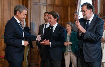 De izquierda a derecha, los expresidentes José Luis Rodríguez Zapatero, José María Aznar y Mariano Rajoy, en un acto de la Universidad Internacional Menéndez y Pelayo en Santander el 5 de julio.