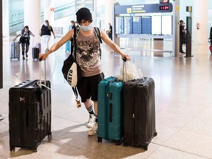 Llegada de los primeros vuelos a la T-1 del aeropuerto de Barcelona tras la apertura de fronteras.