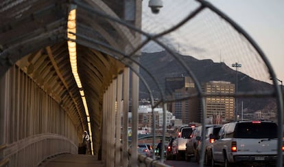 Una mujer cruza el puente internacional Paso del Norte, también conocido como puente de Santa Fe.