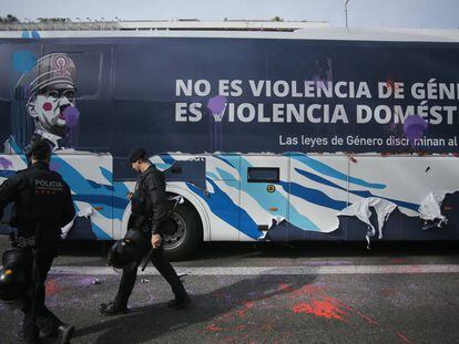 El autobús de Hazte Oír en Bacrelona, el pasado lunes. 