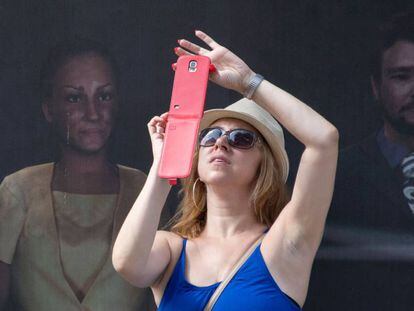 Una dona fa una foto amb el seu mòbil a Bratislava (Eslovàquia).