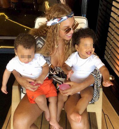 Beyoncé con sus mellizos, Rumi y Sir.