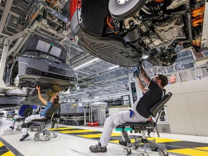 Trabajadores de una fábrica Volkswagen en Sajonia, en abril de 2022.