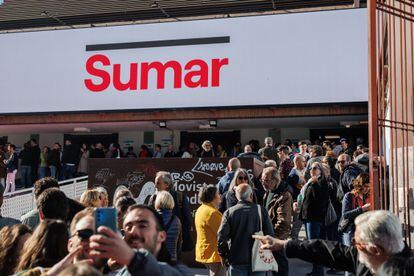 Decenas de personas esperaban para entrar en el acto de la plataforma Sumar, en el polideportivo Antonio Magariños, este domingo en Madrid.