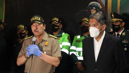 El general de la Policía de Perú, Javier Gallardo, y el exministro de Interior, Avelino Guillén.
28/01/2022