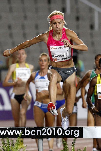 Marta Domínguez salta un obstáculo durante una prueba.