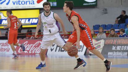 Markovic y Heurtel en un ajugada del partido que ha enfrentado en Vitoria a Laboral Kutxa y Unicaja.