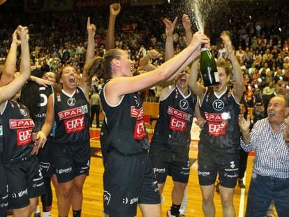 Las jugadoras del Uni Girona celebran el t&iacute;tulo.